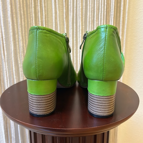 Like new Gorgeous Lime Green Sandals with Stacked Heel - Picture 5 of 7